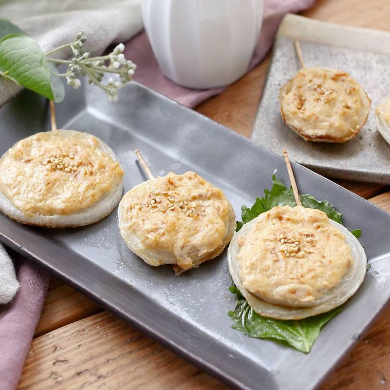 皿に盛られた新玉ねぎのツナ味噌焼き