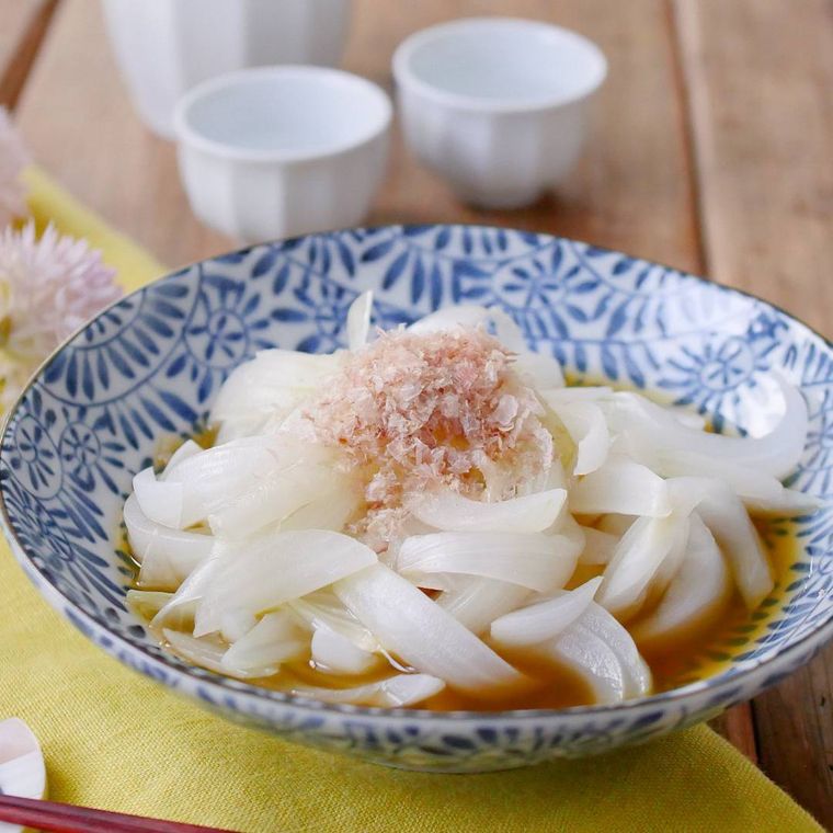 皿に盛られた新玉ねぎのおひたし