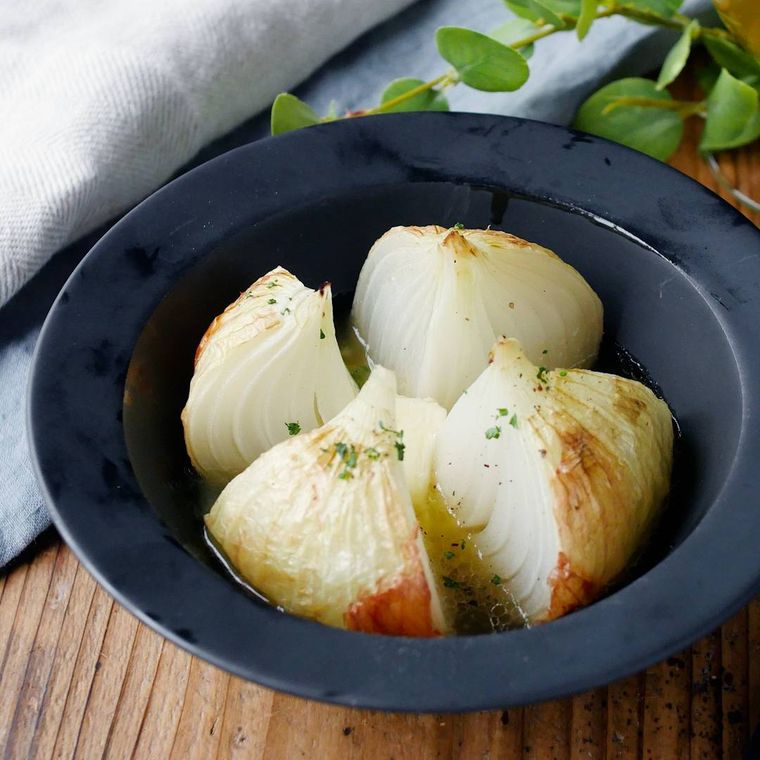 器に盛られた新玉ねぎのオーブン焼き