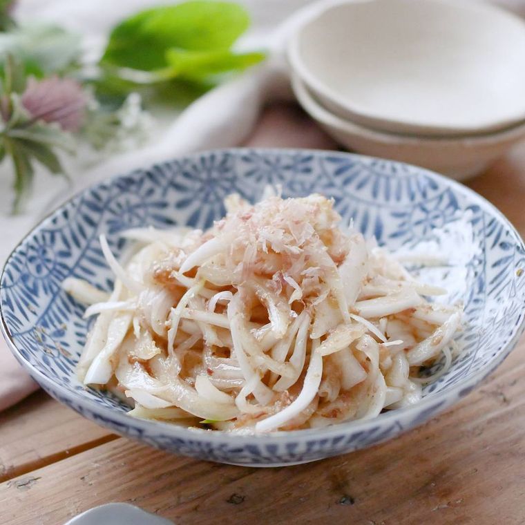 器に盛られた新玉ねぎのごまポン酢和え