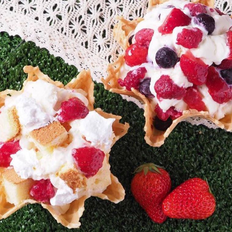 カップ型のワッフルに入ったアイスクリーム