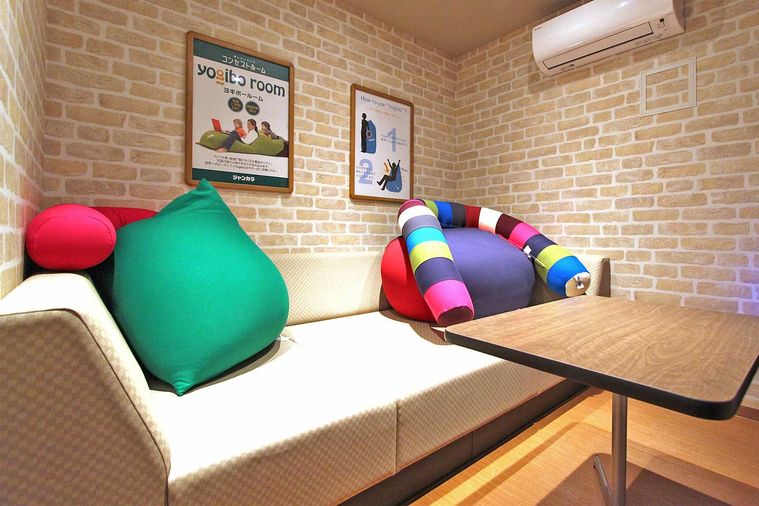 ヨギボーが置かれたカラオケの個室