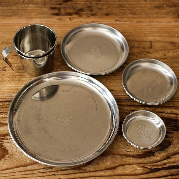 セリアのステンレス製プレート4種類とコップ
