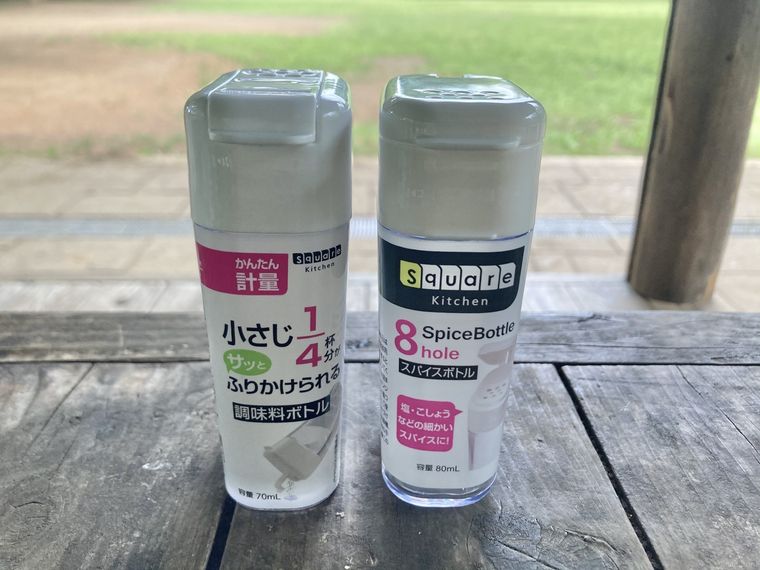 セリアのスクエア簡単計量 調味料ボトル・スパイスボトル8穴