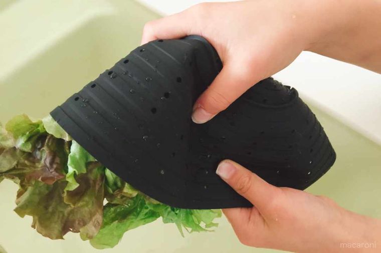 セリアの絞れるシリコンザルでレタスの水をきる様子