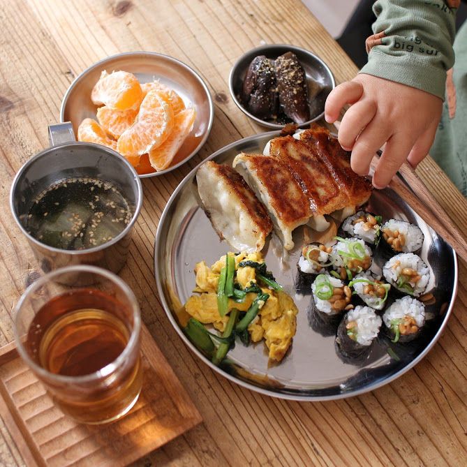 セリアのステンレス製プレートに盛られた餃子やみかんなど