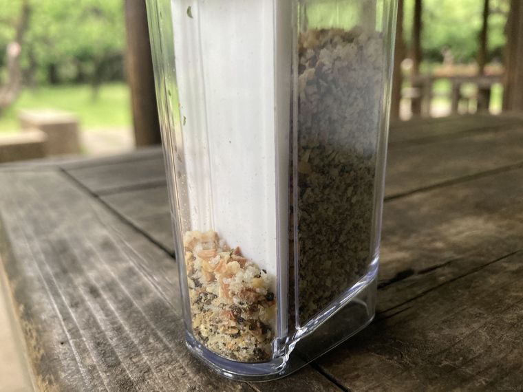 スクエア簡単計量 調味料ボトルに入ったスパイス