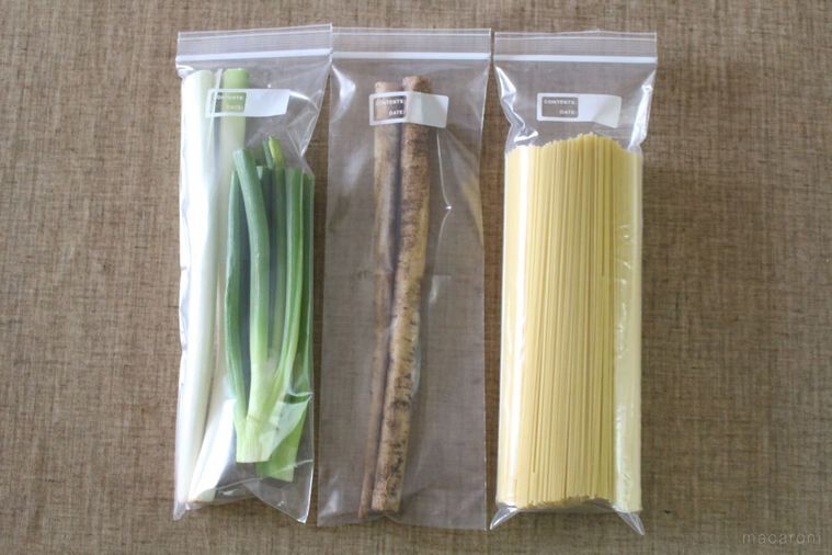 セリアのフリーザーバッグ ロングタイプに入ったネギとごぼうとパスタ