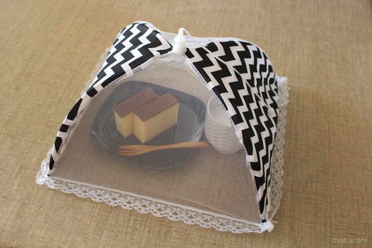 カステラが盛られた皿を覆うセリアのシェブロン柄フードカバー