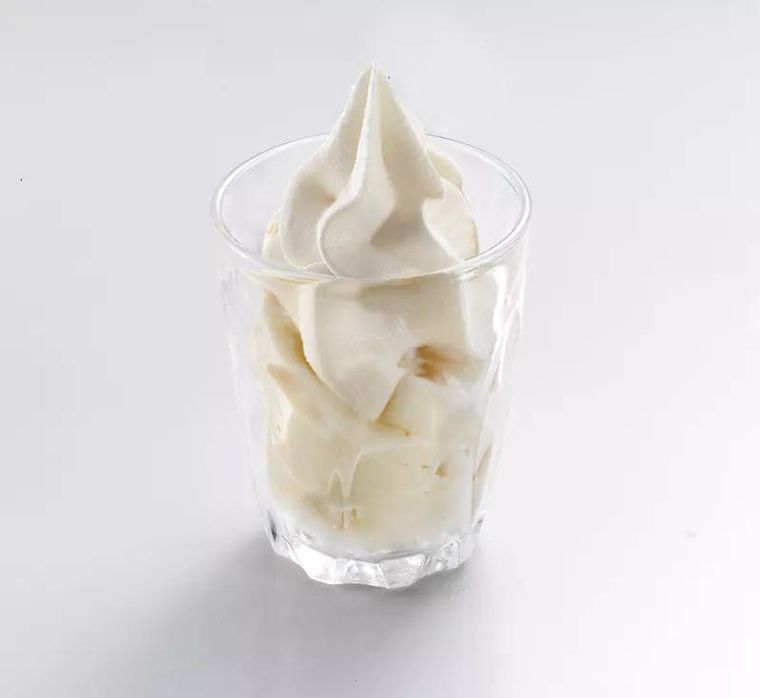 グラスに入ったバニラソフトクリーム