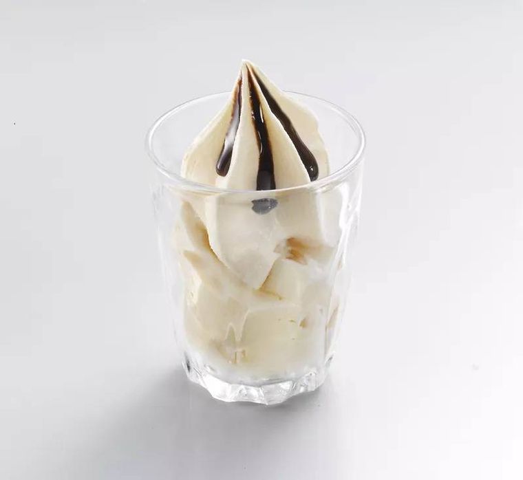 チョコレートソースがかかったバニラソフトクリーム