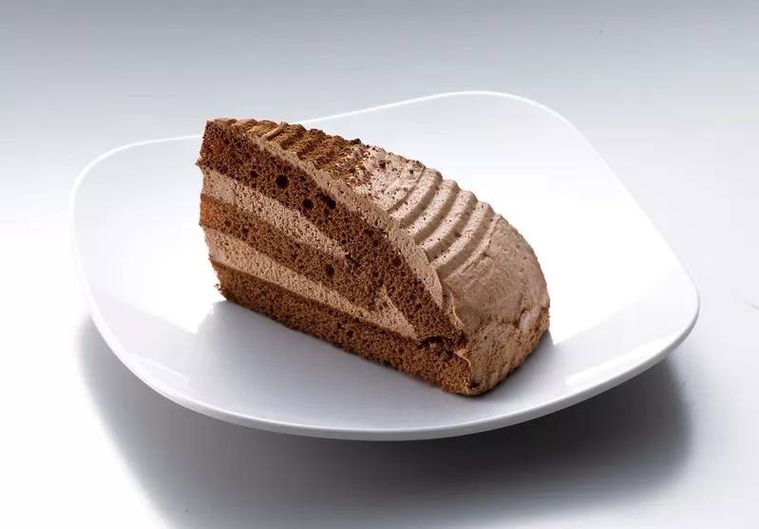 皿に盛られたショコラケーキ