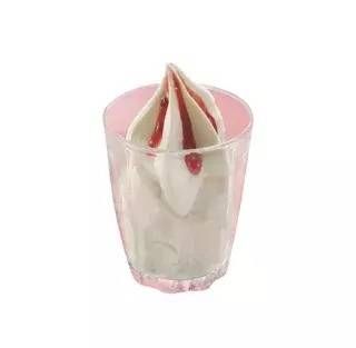 ストロベリーソースがかかったバニラソフトクリーム