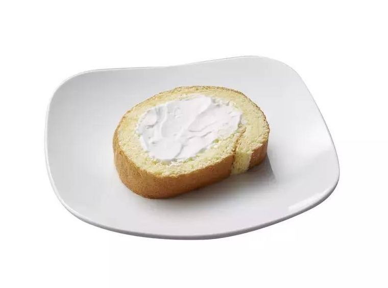 皿に盛られたロールケーキ