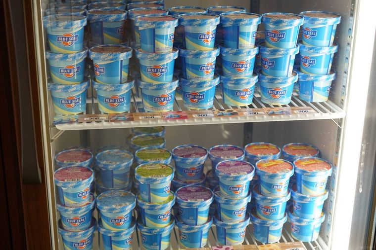 業務用冷凍庫に並んだブルーシールアイス