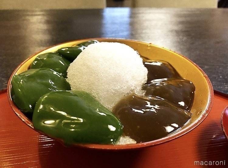 器に盛られた本わらびもちと抹茶の本くずもちの合盛り