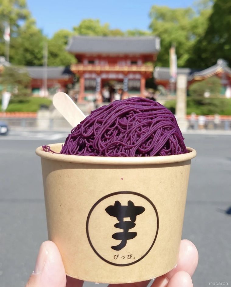 茶色のカップに盛られた 芋ぴっぴ。京都祇園店の1mm錦糸の紫芋とアイス