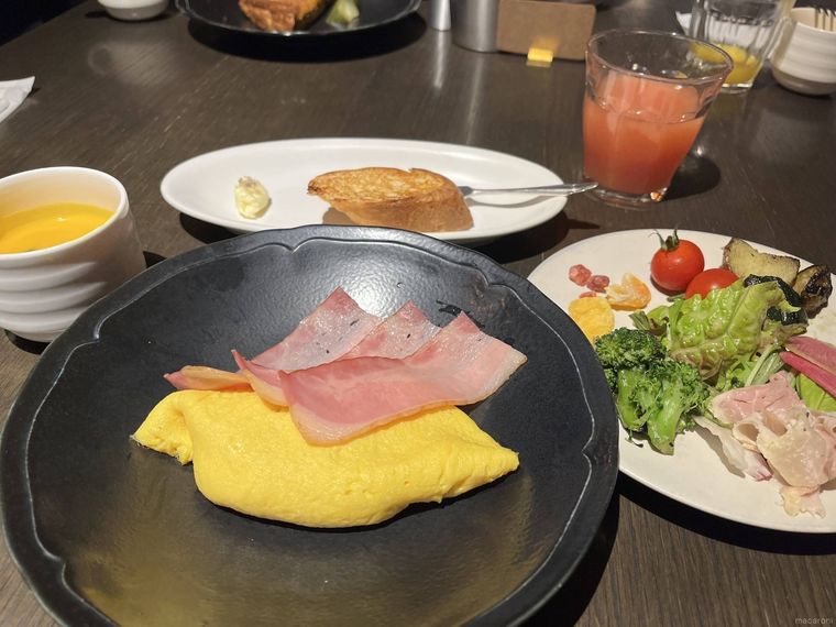 薪焼きの野菜やパンと、卵料理が選べるブレックファーストビュッフェ