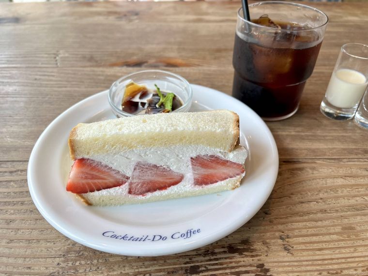 季節のフルーツがたっぷり入ったフルーツサンドのモーニングメニュー