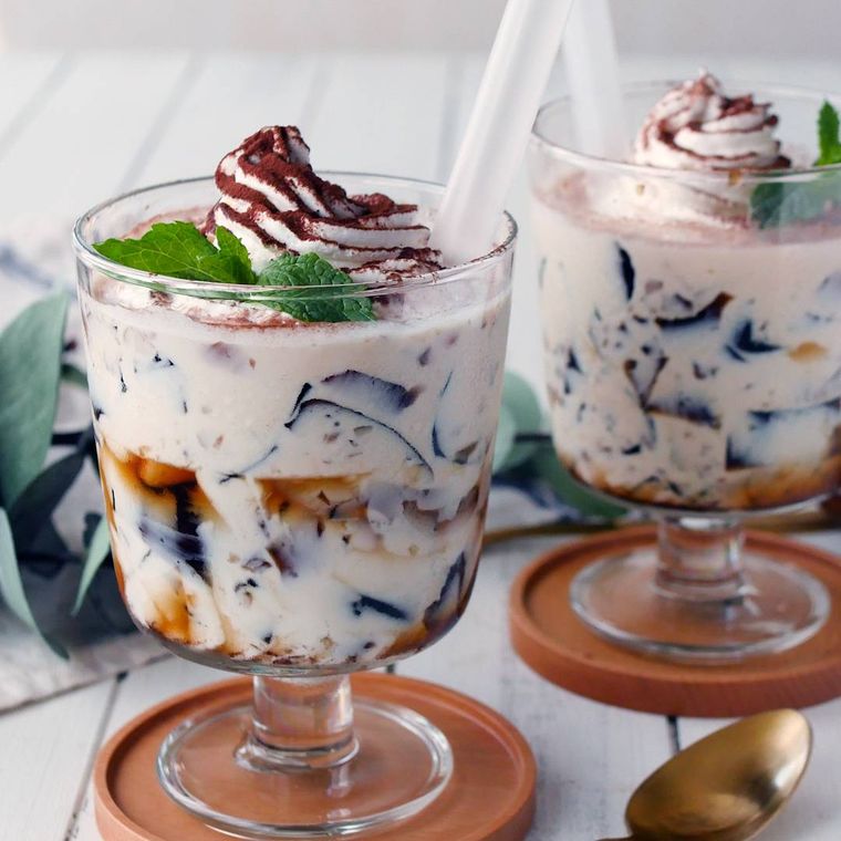 ガラスの器に入ったコーヒーゼリー