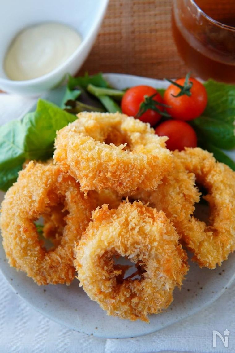 トマトが添えられたいかリング