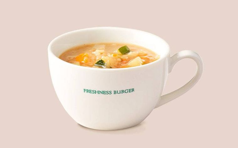 カップによそわれたベジタブルスープ