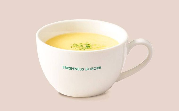 カップによそわれたコーンポタージュ