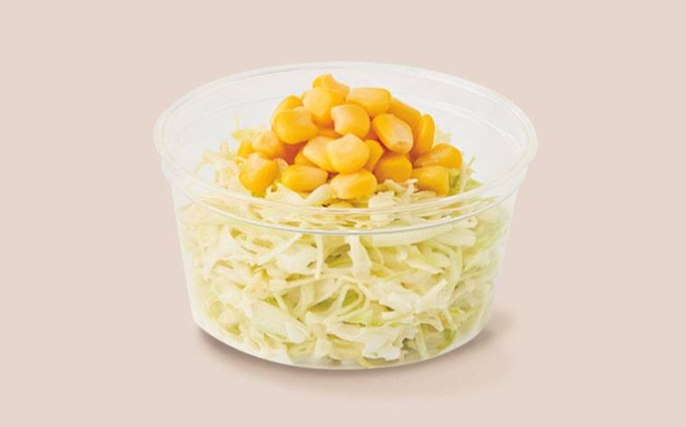 カップに入ったコールスローサラダ