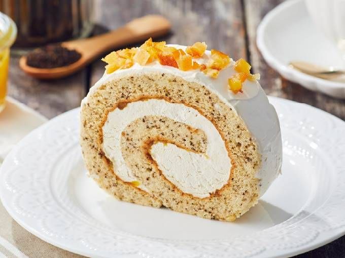 皿に盛られたロールケーキ