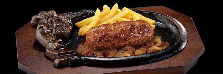 鉄板の上に俵型ハンバーグとポテトがのっている