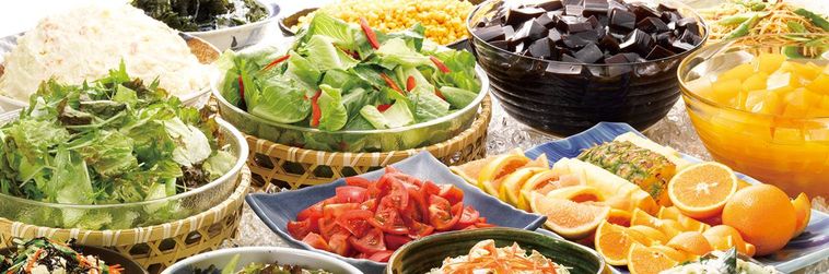 数種類のサラダ、フルーツ、デザートが並んでいる