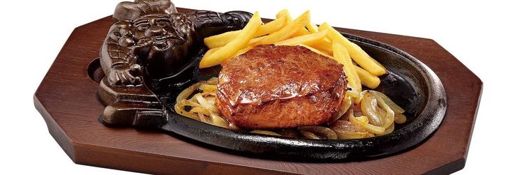 鉄板の上にステーキとポテトがのっている