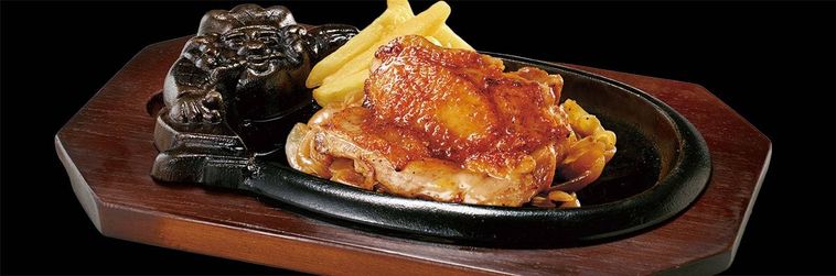 鉄板の上にチキンステーキとポテトがのっている