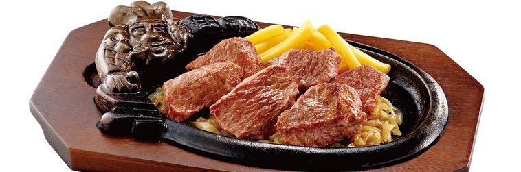 鉄板の上にカットステーキとポテトがのっている