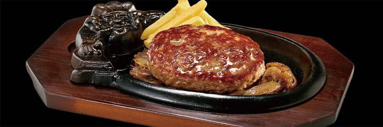鉄板の上にハンバーグとポテトがのっている