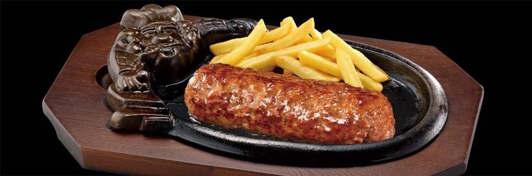 鉄板の上に俵型ハンバーグとポテトがのっている