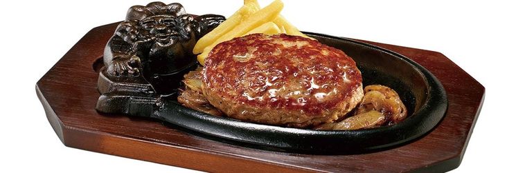 鉄板の上にハンバーグとポテトがのっている