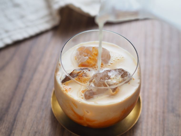 グラスに牛乳を注ぐ様子