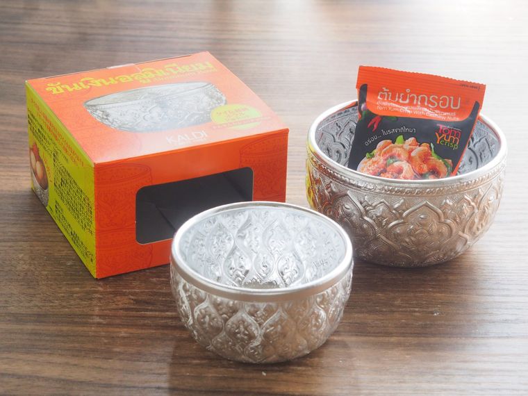 テーブルに並んだアルミボウル