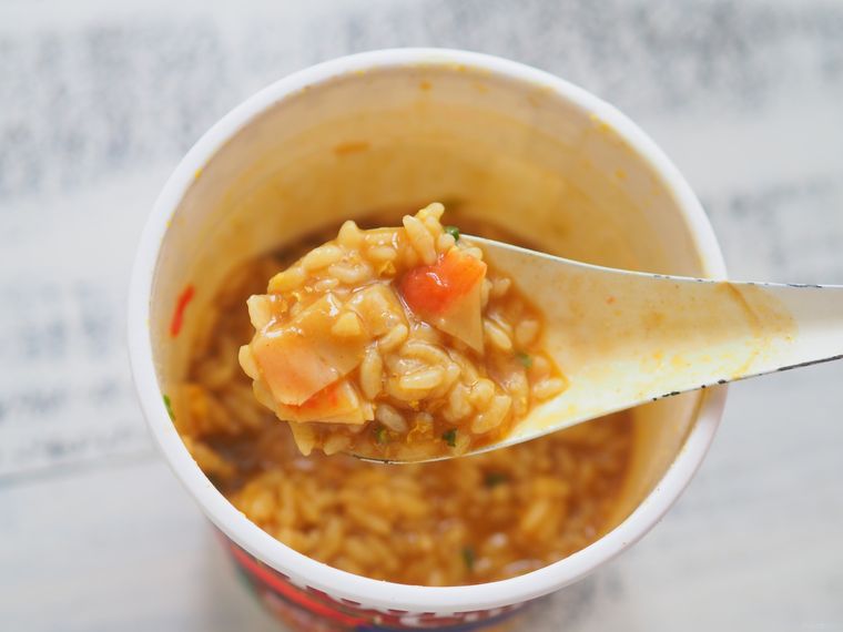 れんげですくったプーパッポンカレーライス