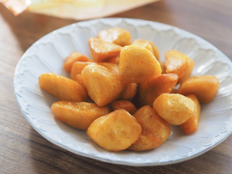 皿に盛られた中華ポテト