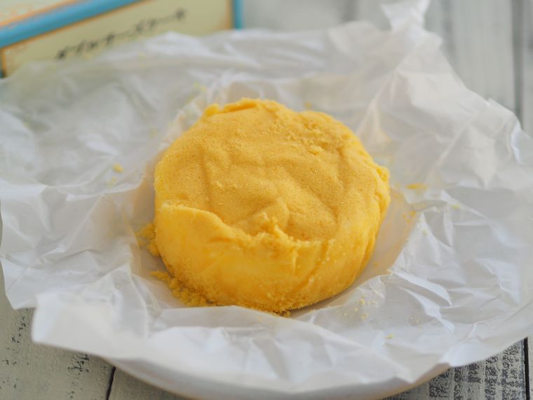 皿に盛られたダブルチーズケーキ