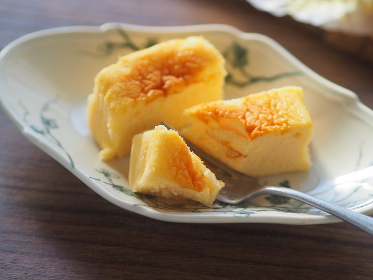 スフレチーズケーキをフォークでカットする様子