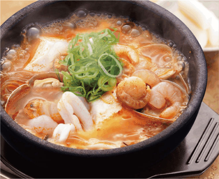 鍋で煮込まれたスン豆腐