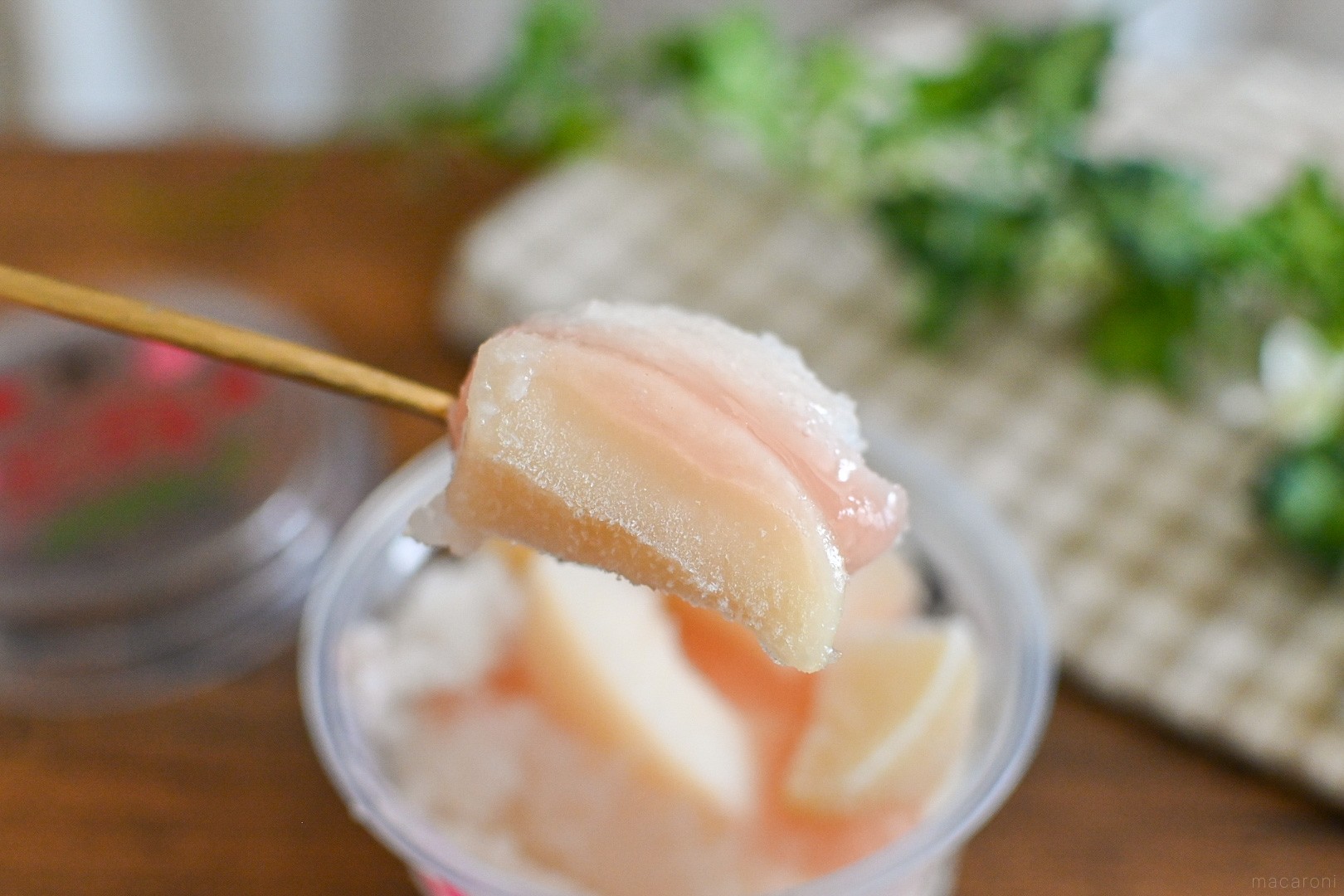 セブンだけで買える「ピーチ氷」は驚きの果肉感。「この値段でいいの