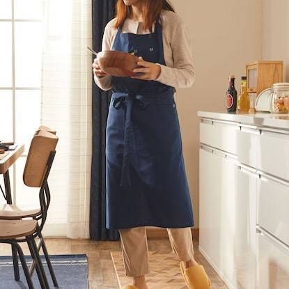 エプロンんをきている女性