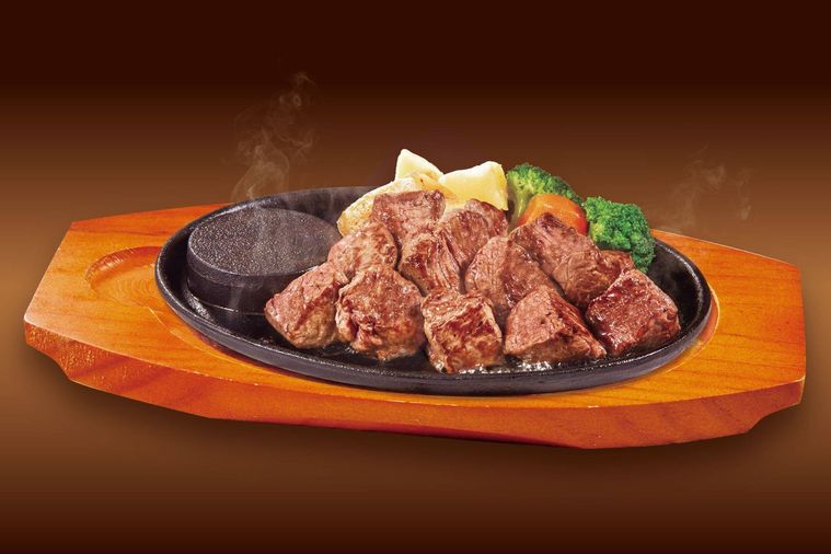 鉄板に盛られたカットテンダーロインステーキ