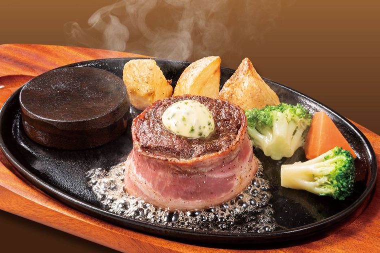 ベーコンが巻かれた牛ステーキ