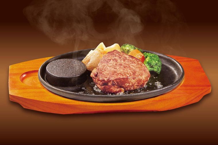 鉄板に盛られたテンダーロインステーキ