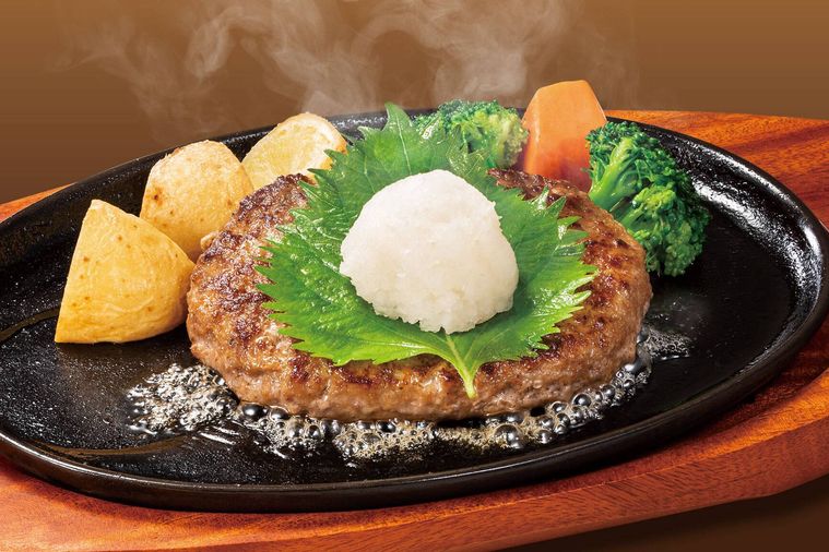 大葉と大根おろしがトッピングされたハンバーグ